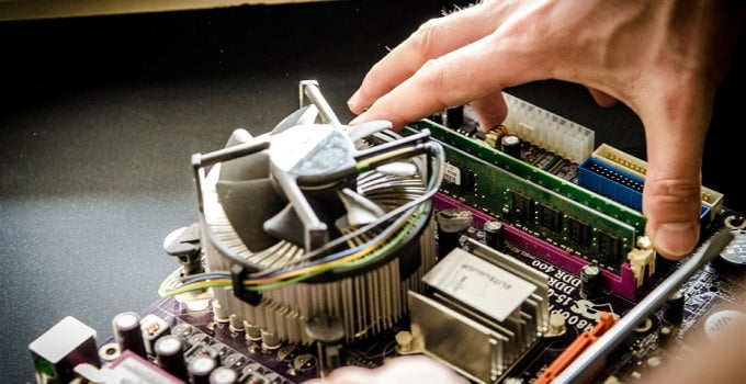 Hobi reparasi barang elektronik komputer