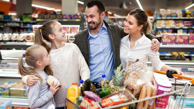 Belanja bersama keluarga di supermarket