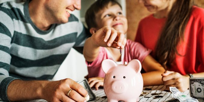 Ajari anak untuk disiplin menabung