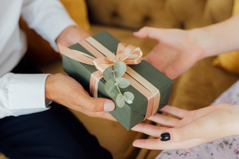 15 Rekomendasi Kado Pernikahan, Jangan Cuma Seprai dan Selimut!