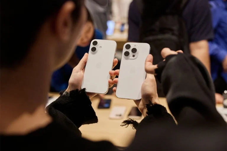 Seorang pembeli membandingkan iphone standard dan pro